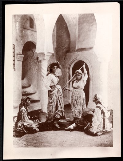 Tanzende Mädchen und Musiker, Nordafrika, um 1900 von Byron Company